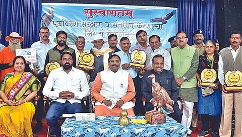 नाशिक : पर्यावरणप्रेमींच्या सत्कारप्रसंगी उपस्थित सुधीर मुनगंटीवार, आमदार देवयानी फरांदे आदी. (छाया : हेमंत घोरपडे)