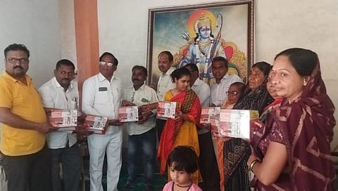 पिंपळनेर : दिव्यांगांना संसारपयोगी साहित्य भेट देताना चिंतामणी अपंग कल्याण संस्थेचे अध्यक्ष संजय राणे, सचिव नरेंद्र पगारे व सर्व टिम. (छाया : अंबादास बेनुस्कर)