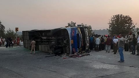 पेठ : काेटंबी घाटात पलटी झालेली लक्झरी बस.