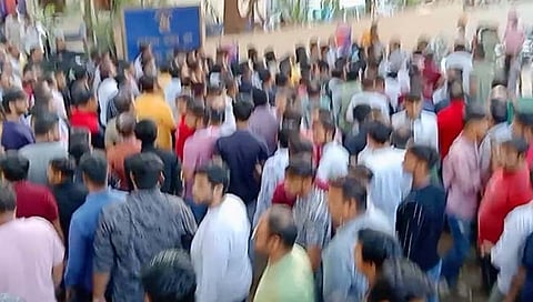 कोल्हापूर : गांधीनगरमध्ये अल्पवयीन बालिकेवर लैंगिक अत्याचार; बाजारपेठ बंद