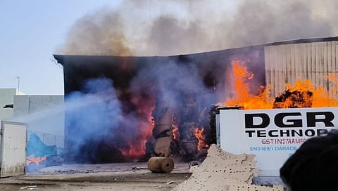 मनमाड : मनमाड येथील नगर चौकी मार्गावरील निंबस पॅकिंग कंपनीला लागलेली भीषण आग. (छाया : रईस शेख,मनमाड)