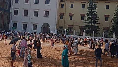 गोवा: सलग सुट्ट्यांमुळे गोवा पर्यटकांनी गजबजला; अनेक ठिकाणी वाहतूक कोंडी