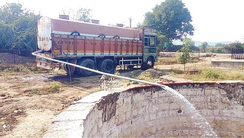 मालेगाव : मेहुणे गावाला पाणीपुरवठा करण्यासाठी टँकरव्दारे पाणी टाकताना.