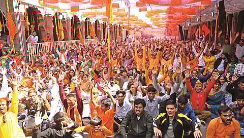 शहरात ठिकठिकाणी रामरक्षा पठण आदी धार्मिक कार्यक्रमांमध्ये सहभागी झालेले रामभक्त. (छाया : हेमंत घोरपडे)