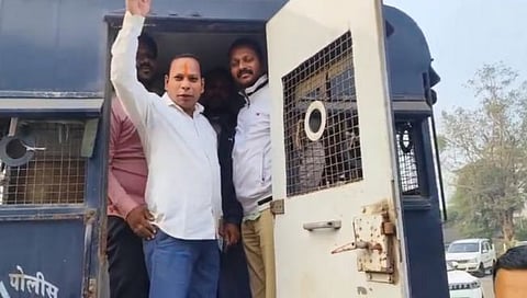 ठाकरेंच्या शिवसेनेचे कार्यकर्ते पोलिसांच्या ताब्यात