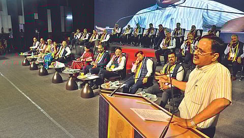 नाशिक : सहकार परिषदेच्या समारोपात अध्यक्षीय भाषणात बोलताना सहकार आयुक्त अनिल कवडे. व्यासपीठावर मंत्री डॉ. भारती पवार, अर्थतज्ज्ञ उदय तारदळकर, विश्वास ठाकूर, अजय ब्रह्मेचा, डॉ. शशी अहिरे आदी. (छाया : रुद्र फोटो)