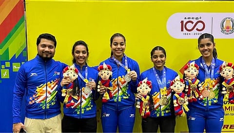 नाशिक : खेलो इंडिया युथ गेम्स स्पर्धेतील महाराष्ट्र मुलींच्या संघातील पदक विजेत्या खेळाडू पृथा वर्टीकर, सायली वाणी, रिशा मिरचंदानी, तनिशा कोटेचा व कोच सौमेन साहा.