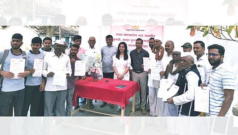 सिन्नर : महसूल विभागामार्फत मराठा समाजातील पात्र व्यक्तींना कुणबी, मराठा कुणबी, कुणबी मराठा जात प्रमाणपत्रांचे वितरण करताना प्रांताधिकारी हेमांगी पाटील.