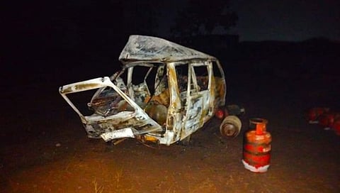 Jalgaon News : पारोळ्याजवळ गॅस सिलेंडरचा भीषण स्फोट, दोन ओमनी कार जळून खाक