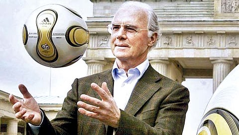 क्रीडा : फुटबॉलसम्राट बेकनबॉर