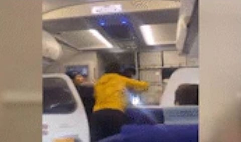 विमान उड्डाणाला विलंब, प्रवाशाची थेट पायलटला मारहाण