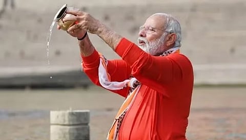 पंतप्रधान नरेंद्र मोदी यांचा गंगा नदीतील स्नानाचा फाईल फोटो.