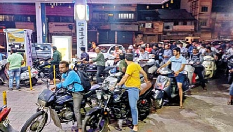 कोल्हापूर : पेट्रोल पंप बंद राहणार असल्याच्या अफवेने पंपांवर लागल्या रांगा