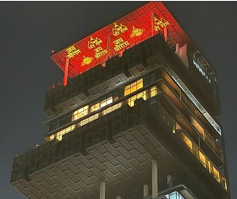 रामलल्ला प्राणप्रतिष्ठा सोहळ्यापूर्वी मुकेश अंबानी यांचे निवासस्थान 'अँटिलिया' विशेष पद्धतीने सजवण्यात आले आहे.