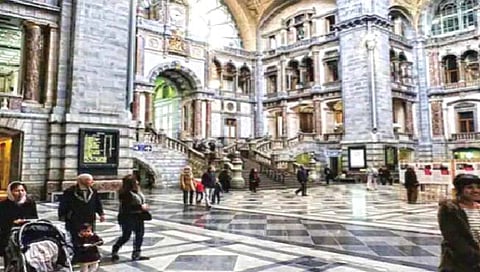 पर्यटनस्थळ नव्हे, रेल्वेस्थानक!