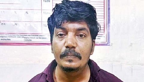 पोलिसांच्या चालत्या वाहनातून पळून जाताना गुन्हेगार पुन्हा जेरबंद