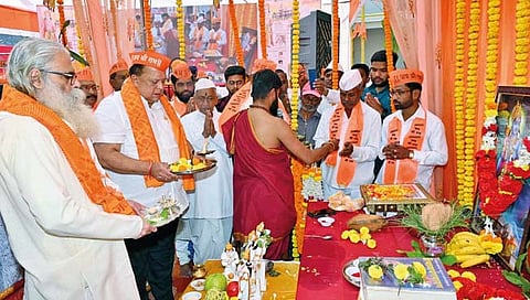 कागलमधील गैबी चौकात मंत्री मुश्रीफ यांच्या हस्ते श्रीराम मूर्तीचे पूजन, आरती