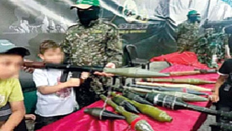 हमासच्या दहशतवाद्यांनी युद्धात उतरविली 170 मुले; रॉकेट लाँचरसह सर्व प्रकारची स्वयंचलित शस्त्रांचे प्रशिक्षण