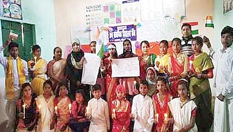 पिलीभीतच्या शाळेतील मुलं बोलतात चक्क तेरा भाषा!