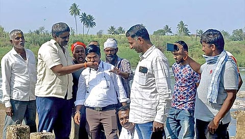 तेरवाड बंधार्यावर प्रदूषण नियंत्रण अधिकार्याला पाजले दूषित पाणी