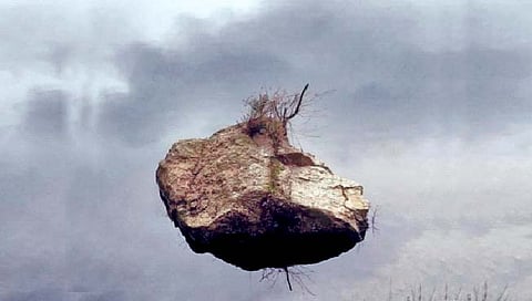 हवेत उडणारा दगड की निव्वळ भास?