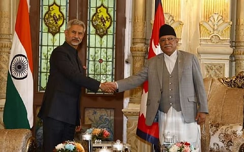 नेपाळचे पंतप्रधान पुष्प कमल दहल यांच्या भेटीप्रसंगी भारताचे परराष्ट्र मंत्री एस जयशंकर.