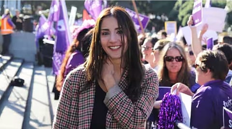 न्यूझीलंडमधील ग्रीन पार्टीच्या महिला खासदार गोलरीझ गहरामन.