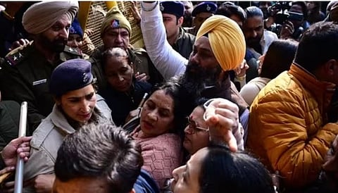 चंदीगड महापालिका कार्यालयाबाहेर आप आणि काँग्रेसच्या नगरसेवकांनी निदर्शने केली.