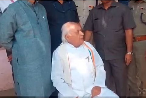 कोट्टारकारा दौर्यावर असताना कोल्लममध्ये 'एसएफआय'च्या कार्यकर्त्यांनी काळे झेंडे दाखवले. या घटनेच्या निषेधार्थ केरळचे राज्यपाल आरिफ मोहम्मद खान यांच्यातील यांनी थेट रस्त्यावर धरणे आंदोलन करत सरकारवर हल्लाबोल केला.