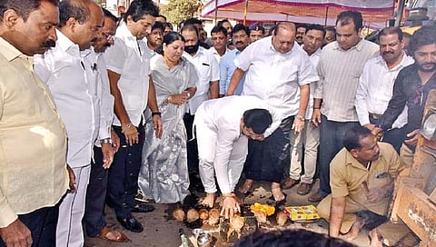 कोल्हापुरातील रस्त्यांसाठी 100 कोटी मिळू नयेत म्हणून एका नेत्याचे प्रयत्न
