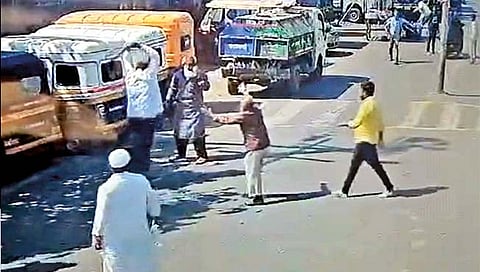 सदर बाजार येथील मशीद ट्रस्ट अध्यक्षांसह बंधूवर खुनीहल्ला