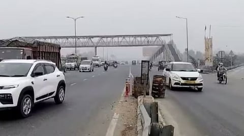 गाझियाबादमधील राष्ट्रीय महामार्ग क्रमांक ९ वर छिन्नविच्छिन्न अवस्थेत एक मृतदेह सापडला.