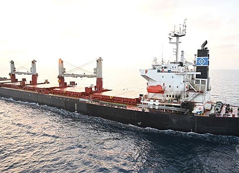 भारतीयांना घेऊन जाणाऱ्या मार्शल आयलंड्स-ध्वजांकित व्यापारी जहाजावर बुधवारी रात्री समुद्री चाच्यांनी ड्रोन हल्ला केला. या हल्ल्याला भारतीय नाैदलाने चोख प्रत्युत्तर दिले.