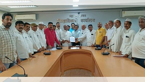 Dhule News : पिक विमा रक्कमेतून कर्जाची वसूली थांबवा : धुळे तालुका काँग्रेसची मागणी