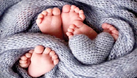 200 कोटींत एकच! एकाच महिलेच्या पोटी एकाच वेळी अशीही 3 कन्यारत्ने!