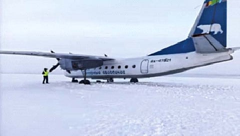 विमान उतरले गोठलेल्या नदीत!