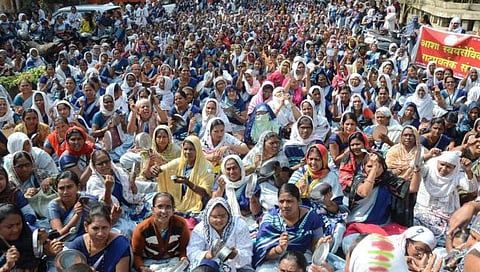 Jalgaon News : आशा स्वयंसेविका, गटप्रवर्तकांचा जिल्हाधिकारी कार्यालयासमोर थाळीनाद