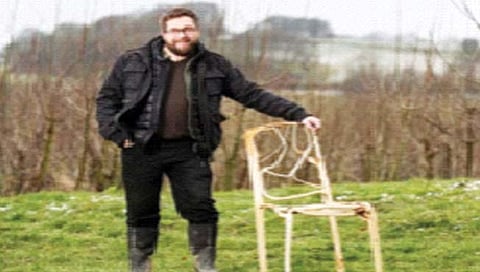 चक्क शेतात ‘उगवतात’ खुर्च्या!