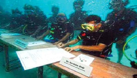 मालदीवच्या सत्तारूढ सरकारची खाेल समुद्रात कॅबिनेट बैठक; गूढ विषयावर आत्मचिंतन, सरकार 30 मिनिटे पाण्याखाली!