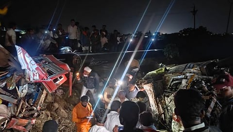 बीड : मांजरसुंबा येथे ट्रक-पिकअपचा भीषण अपघात; चार ठार