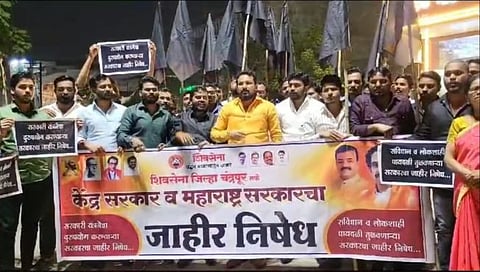 चंद्रपूरात १६ आमदारांच्या निकालानंतर ठाकरे गट आक्रमक, काळे झेंडे दाखवत आंदोलन