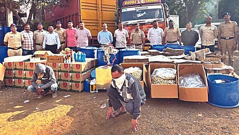 Nashik Crime : पोल्ट्री फार्मच्या आडून मद्यनिर्मिती कारखाना, दोघांना अटक