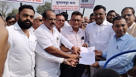 Jalgaon News : राष्ट्रीय महामार्ग व उड्डाणपूल रद्द करण्याच्या मागणीसाठी रास्ता रोको