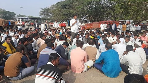 Onion News : कांदा दर कोसळल्याने शेतकरी आक्रमक, लासलगावी लिलाव बंद पाडले