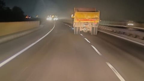 जळगाव : महसूल कर्मचाऱ्यास मारण्याचा डंपर चालकाचा प्रयत्न