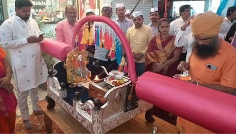 Nashik News : लोक वर्गणीतून साकारली आठ किलो चांदीची साई पालखी