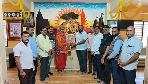 Saptashrungi Devi : सुरतच्या भाविकाकडून श्री सप्तशृंगीस ६ किलो चांदीचे दागिने अर्पण