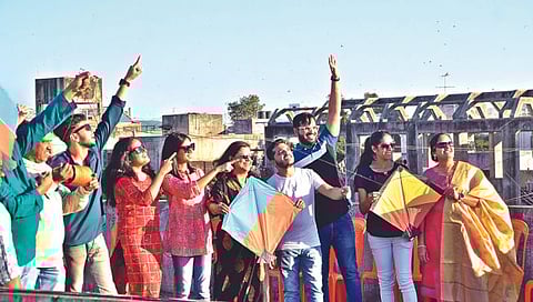 नाशिककरांनी लुटला तीळगुळासह पतंगोत्सवाचा आनंद(छाया: हेमंत घोरपडे)