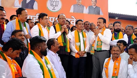 धुळे जिल्ह्यात शिवसेनेच्या ठाकरे गटाला खिंडार, सरपंच बाळासाहेब भदाणे यांचा समर्थकांसह भाजपमध्ये प्रवेश