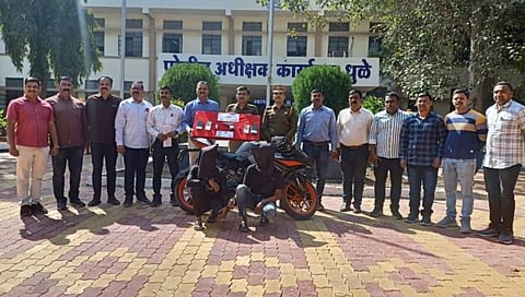 Dhule Crime News : हत्याराचा धाक दाखवून रस्ता लूट करणाऱ्या दोघांना बेड्या